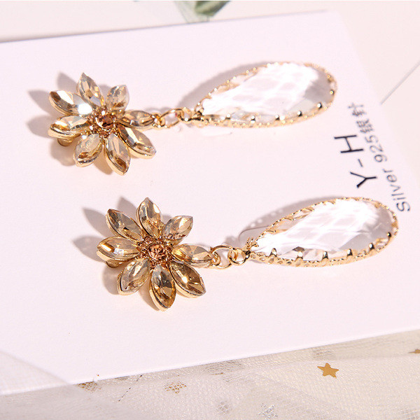 Cercei de dama actuali cu pietre-in culoare aurie