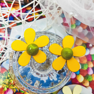 Stílusos női fülbevaló fehér és sárga színben