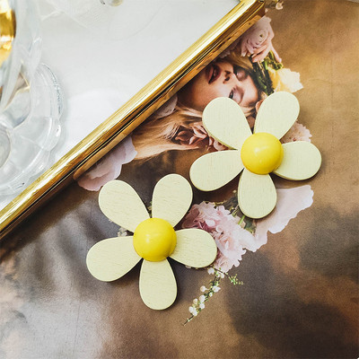 Stílusos női fülbevaló fehér és sárga színben