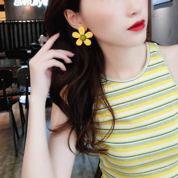 Stílusos női fülbevaló fehér és sárga színben