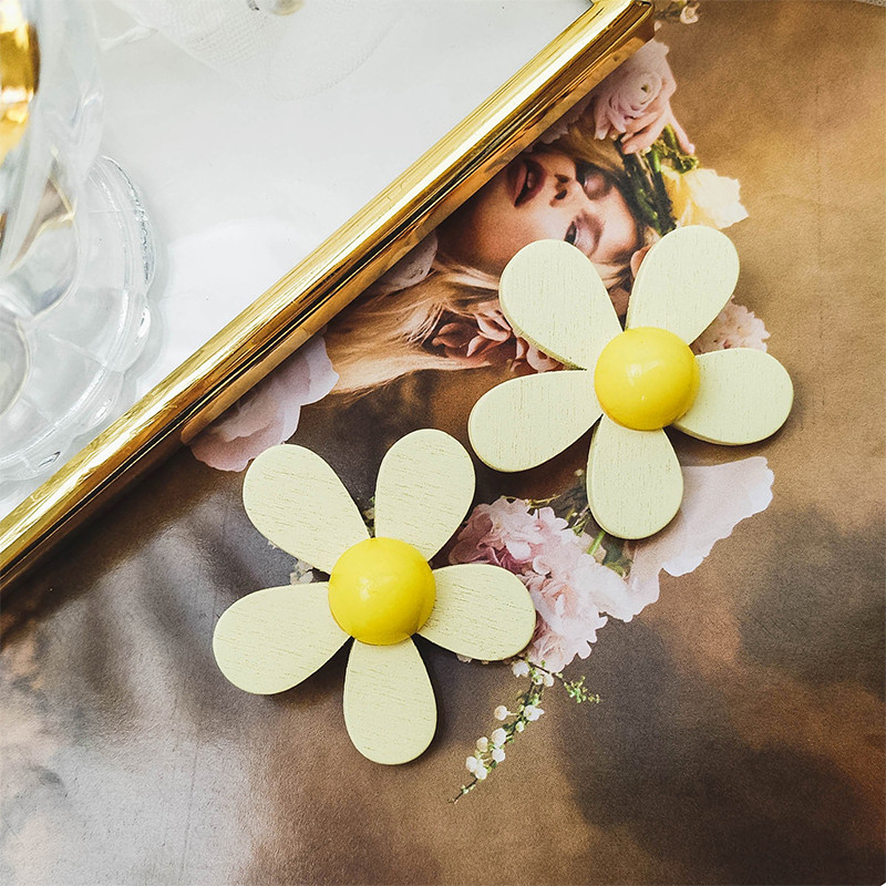 Stílusos női fülbevaló fehér és sárga színben