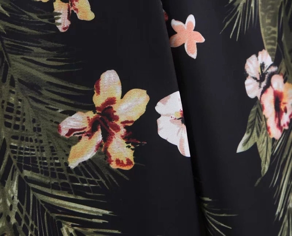 Pantaloni largi de dama in negru cu model floral