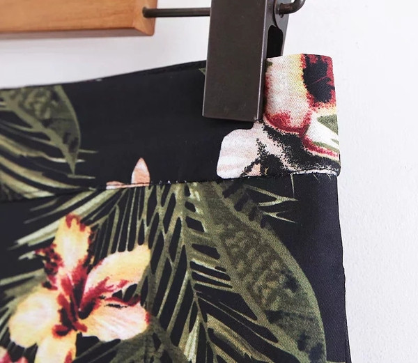 Pantaloni largi de dama in negru cu model floral