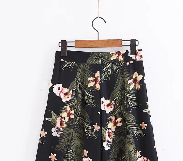 Pantaloni largi de dama in negru cu model floral