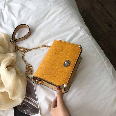 Eko bőrből készült stílusos női táska fém díszítéssel