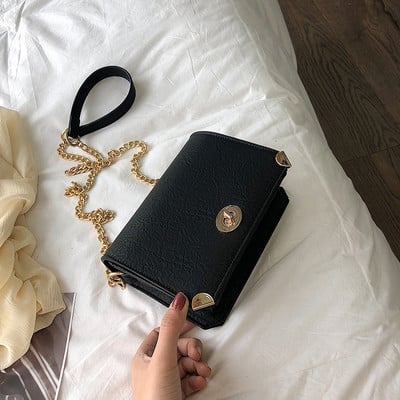 Eko bőrből készült stílusos női táska fém díszítéssel