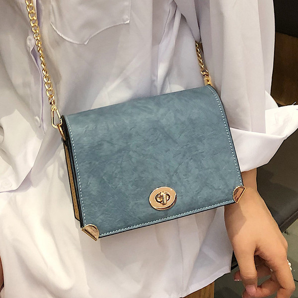 Eko bőrből készült stílusos női táska fém díszítéssel