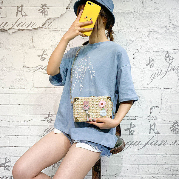 Geanta de dama moderna cu element 3D si lant metalic