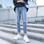 Modern, világos színű férfi farmer, szakadt motívumokkal