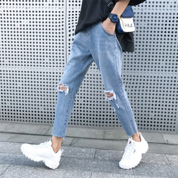 Modern, világos színű férfi farmer, szakadt motívumokkal