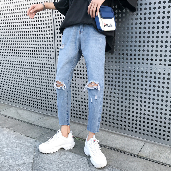 Modern, világos színű férfi farmer, szakadt motívumokkal