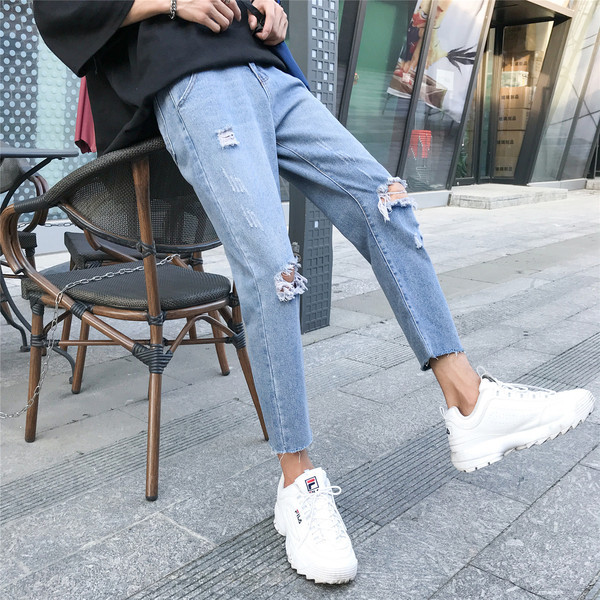 Modern, világos színű férfi farmer, szakadt motívumokkal