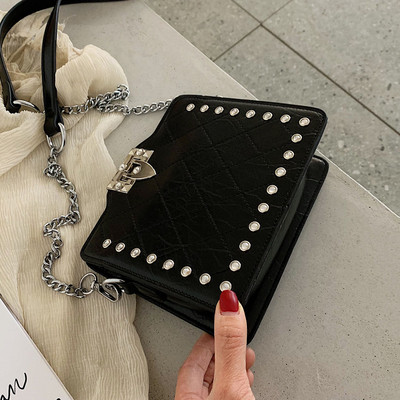 Női táska fém rögzítéssel több színben