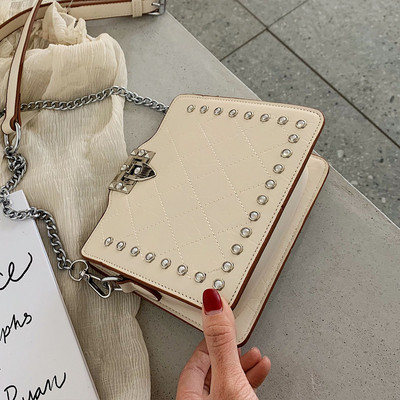 Női táska fém rögzítéssel több színben