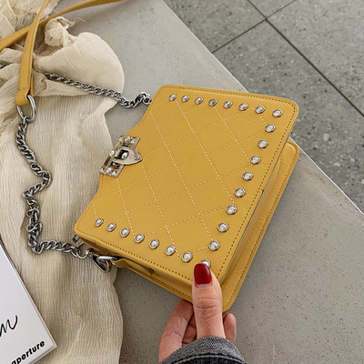 Női táska fém rögzítéssel több színben