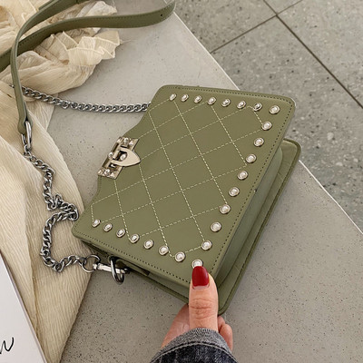 Női táska fém rögzítéssel több színben