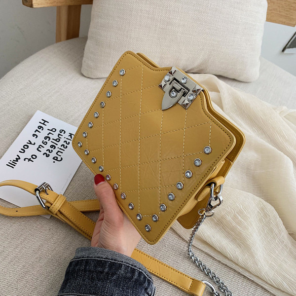 Női táska fém rögzítéssel több színben