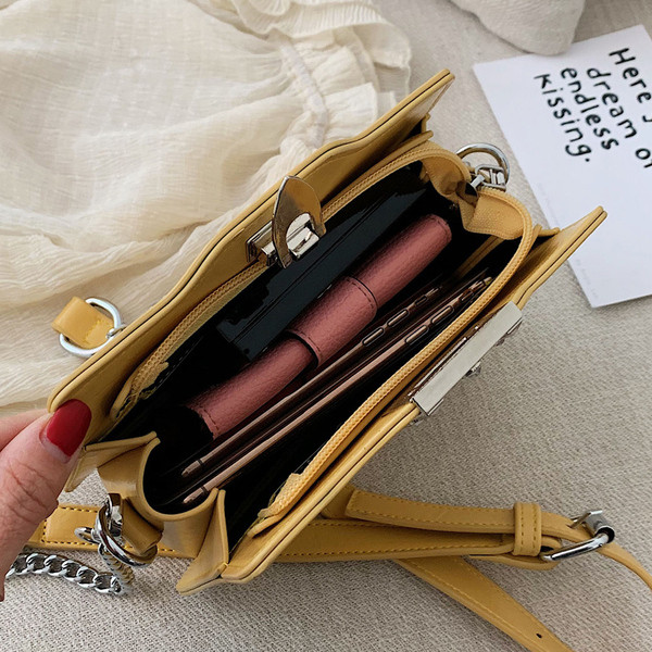 Női táska fém rögzítéssel több színben