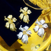 Női virág alakú fülbevaló két színben