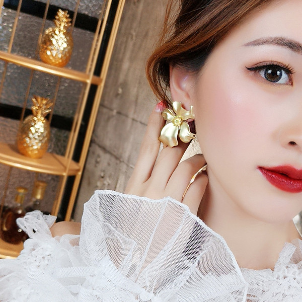 Női virág alakú fülbevaló két színben