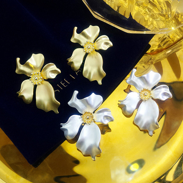 Női virág alakú fülbevaló két színben