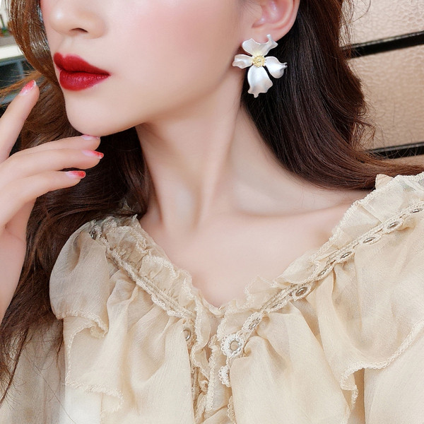 Női virág alakú fülbevaló két színben