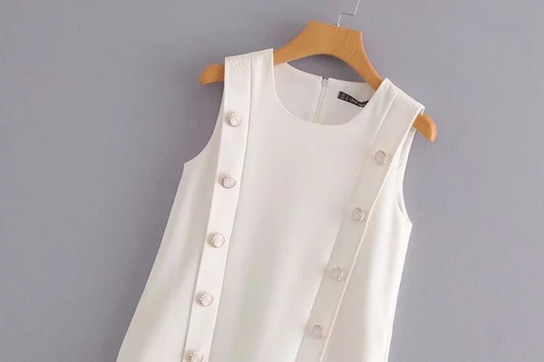 Fehér és fekete gombos női ruha