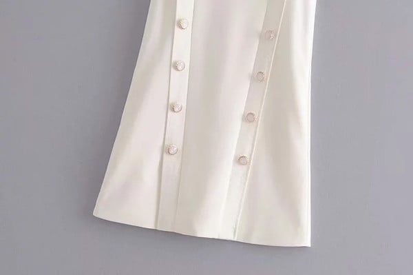 Fehér és fekete gombos női ruha