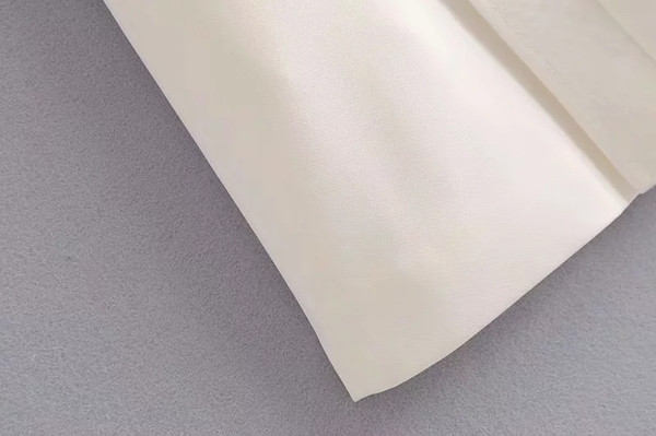 Fehér és fekete gombos női ruha