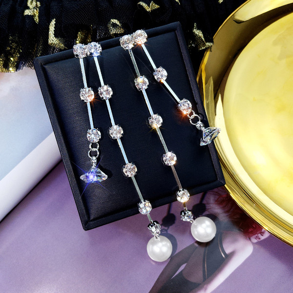 Cercei lungi de damasc cu pietre decorative si perle