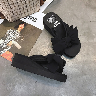 Κομψές γυναικείες παντόφλες πλατφόρμας με κορδέλα σε δύο χρώματα