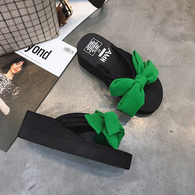 Κομψές γυναικείες παντόφλες πλατφόρμας με κορδέλα σε δύο χρώματα