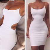 Modern női ruha fém elemekkel fehér és fekete színben