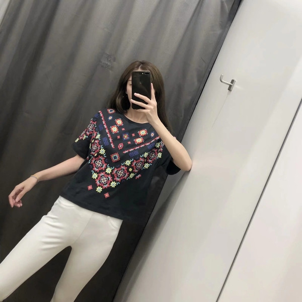 Bluză casual de damă cu mâneci scurte și aplicație