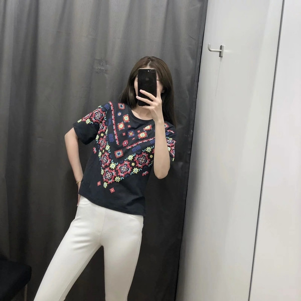 Bluză casual de damă cu mâneci scurte și aplicație