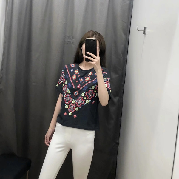 Bluză casual de damă cu mâneci scurte și aplicație