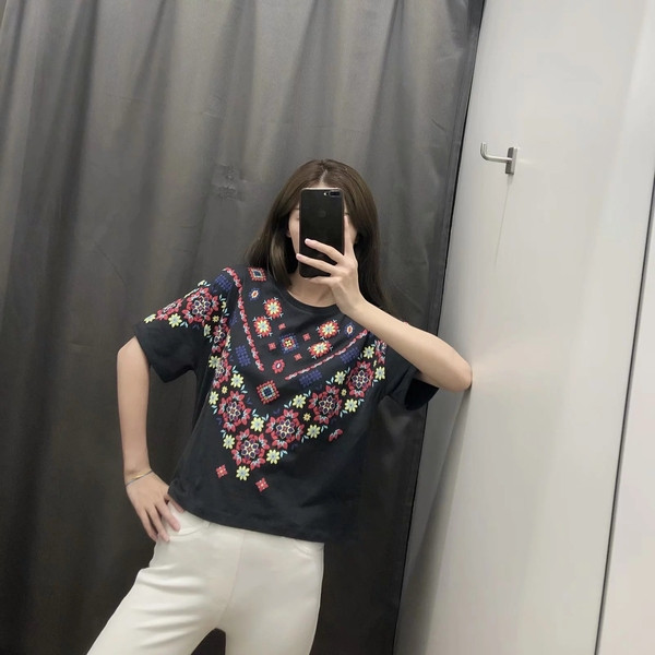 Bluză casual de damă cu mâneci scurte și aplicație