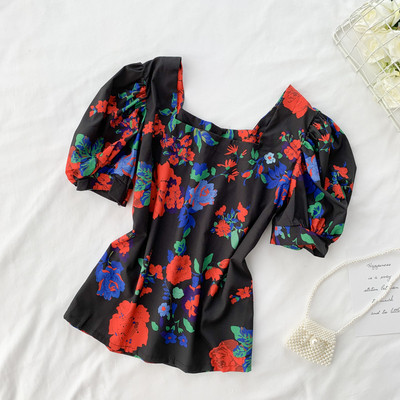 Modern női blúz gombokkal és virágmotívummal