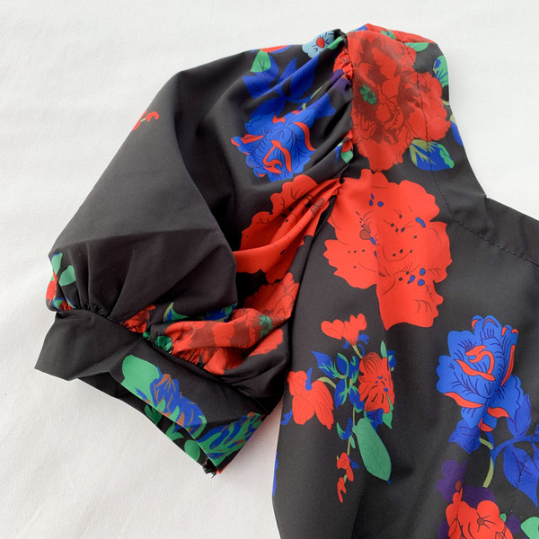 Modern női blúz gombokkal és virágmotívummal