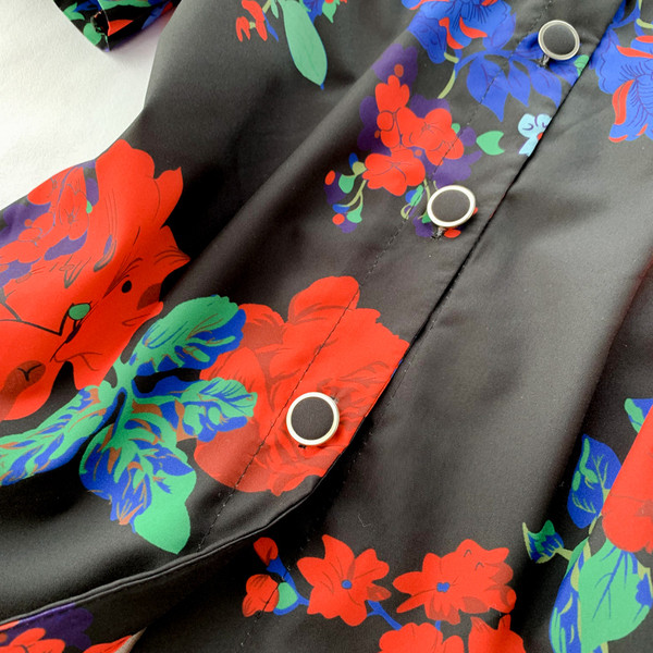 Modern női blúz gombokkal és virágmotívummal