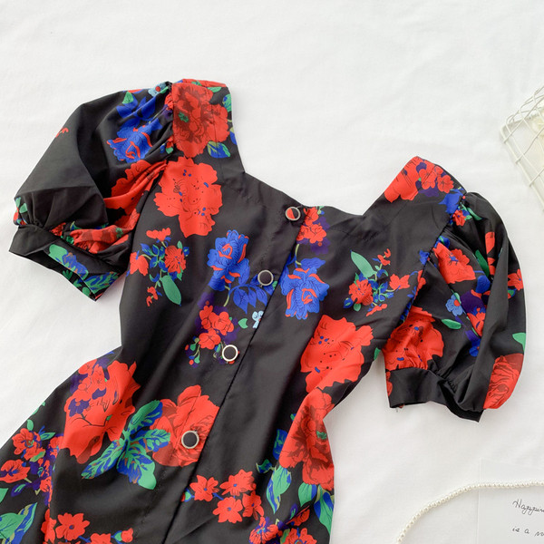 Modern női blúz gombokkal és virágmotívummal