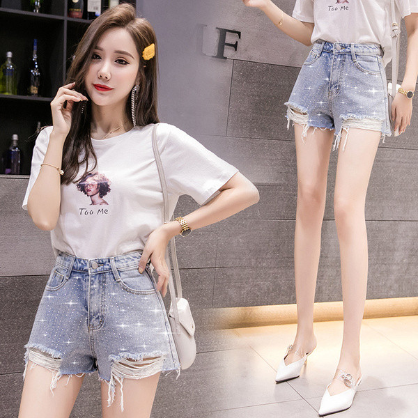 Pantaloni scurți de damă din denim cu motive rupte de culoare deschisă