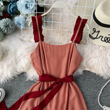 Alkalmi női ruha pántokkal és piros szalaggal