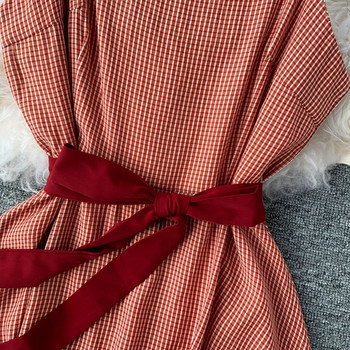 Alkalmi női ruha pántokkal és piros szalaggal