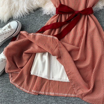 Alkalmi női ruha pántokkal és piros szalaggal