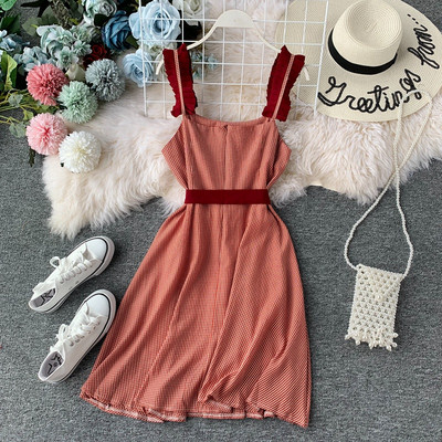 Alkalmi női ruha pántokkal és piros szalaggal