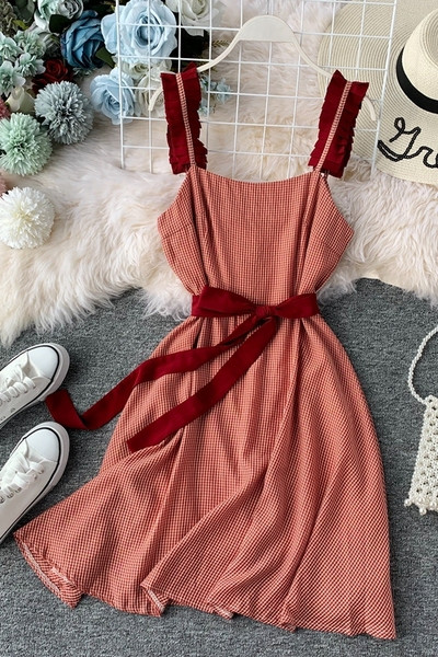 Alkalmi női ruha pántokkal és piros szalaggal