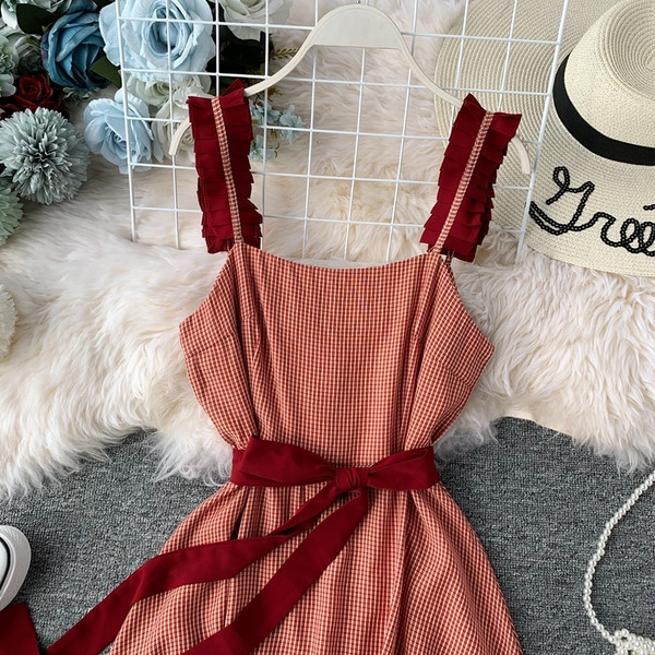 Alkalmi női ruha pántokkal és piros szalaggal