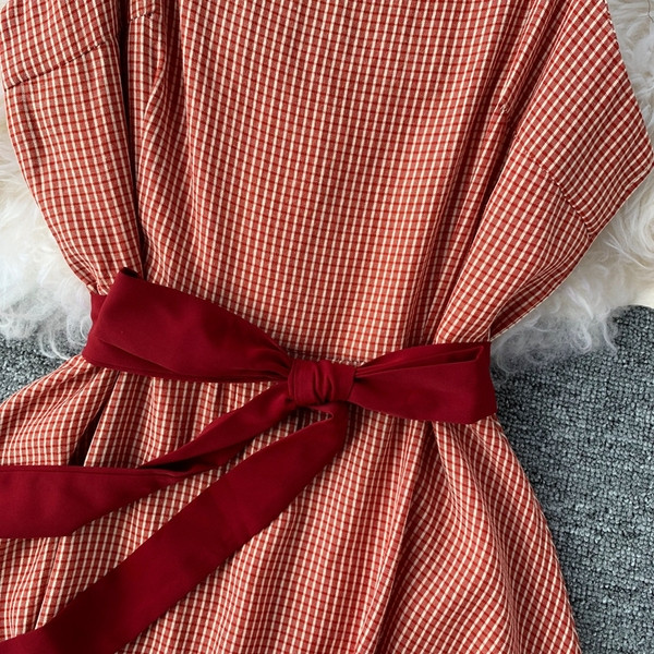 Alkalmi női ruha pántokkal és piros szalaggal