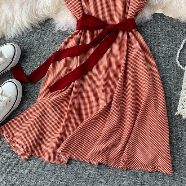 Alkalmi női ruha pántokkal és piros szalaggal